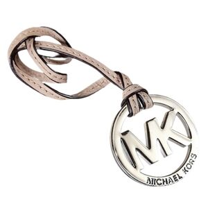 👜 MK Michael Kors Beige Putty Silver Nickel Logo Hangtag Bag Fob Charm Keychain